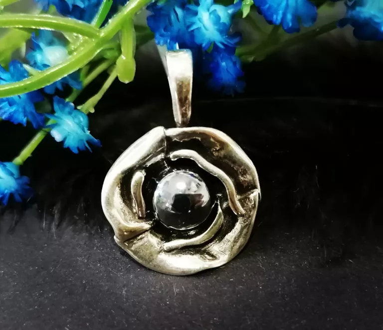 srebrna-zawieszka-kwiat-metaliczny-kamien-pr925-421g-material-srebro