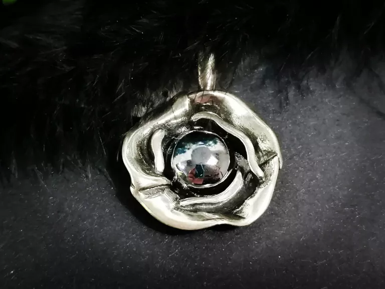 srebrna-zawieszka-kwiat-metaliczny-kamien-pr925-421g-stan-uzywany