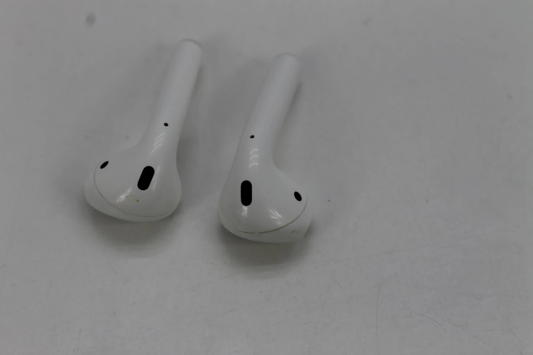 sluchawki-apple-airpods-2-stan-bdb-faktura-marka-apple