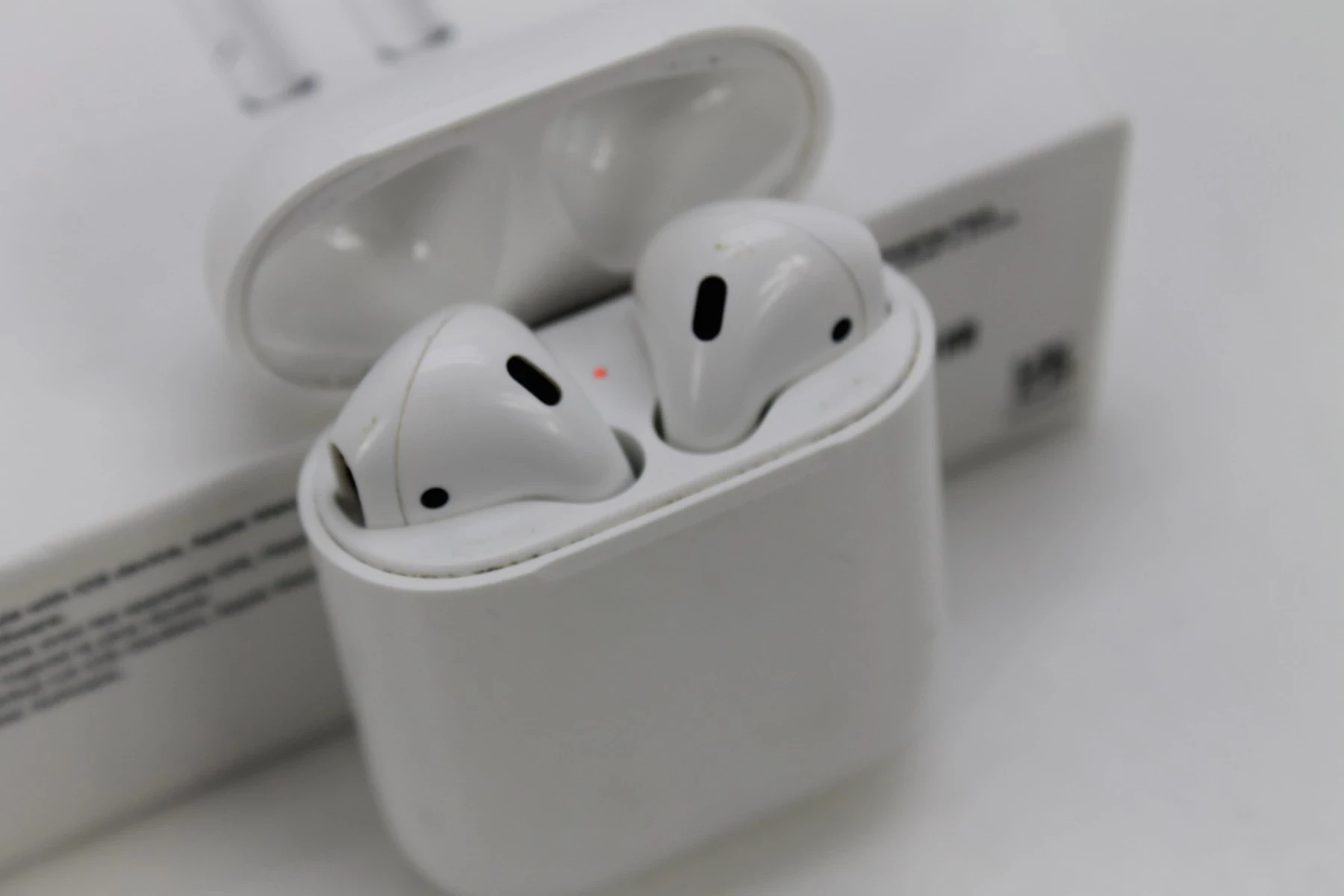 sluchawki-apple-airpods-2-stan-bdb-faktura-stan-uzywany