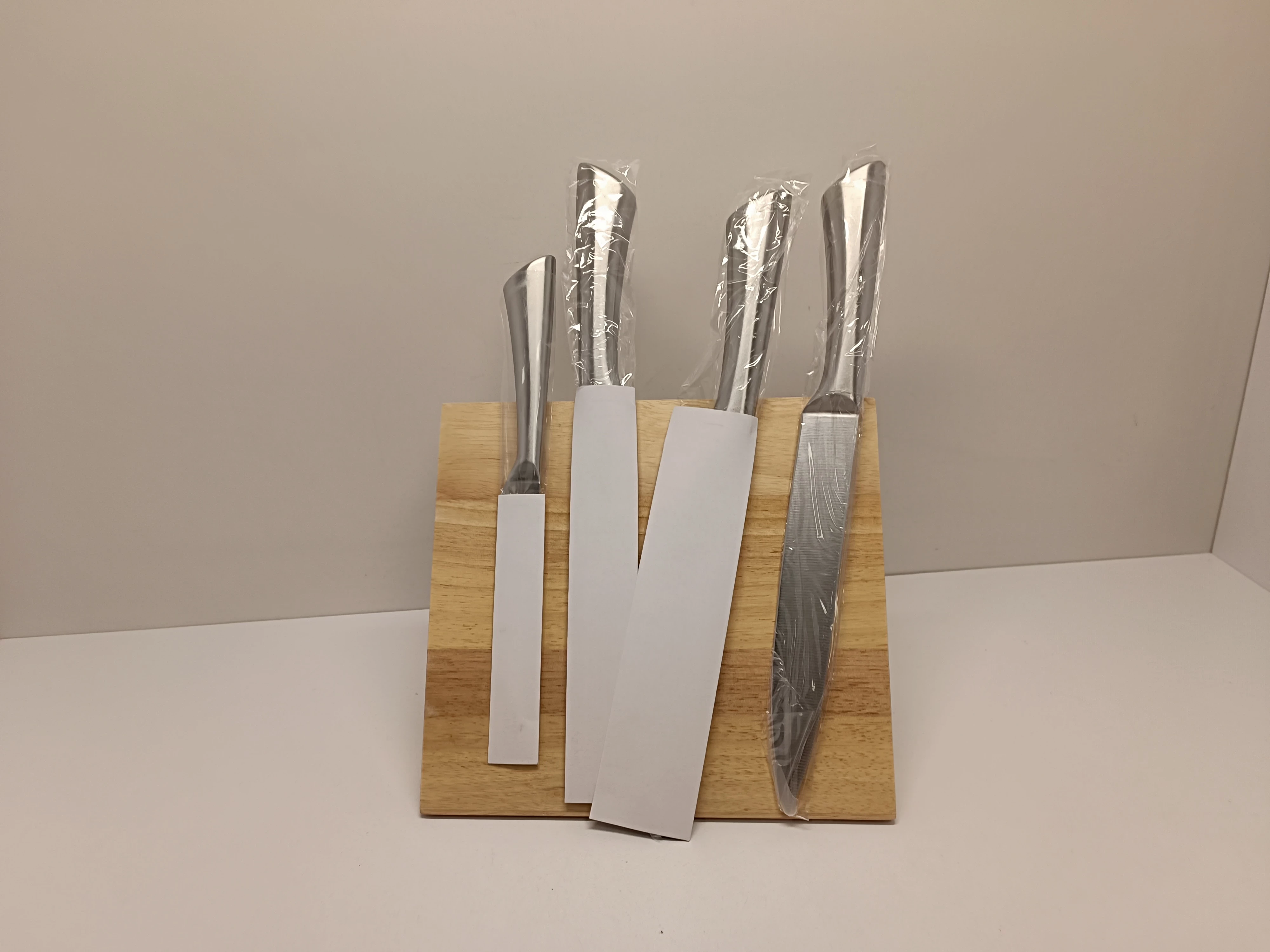 komplet-nozy-z-magnetycznym-stojakiem-pepco-home-boh-warszawy-69-bartoszyce