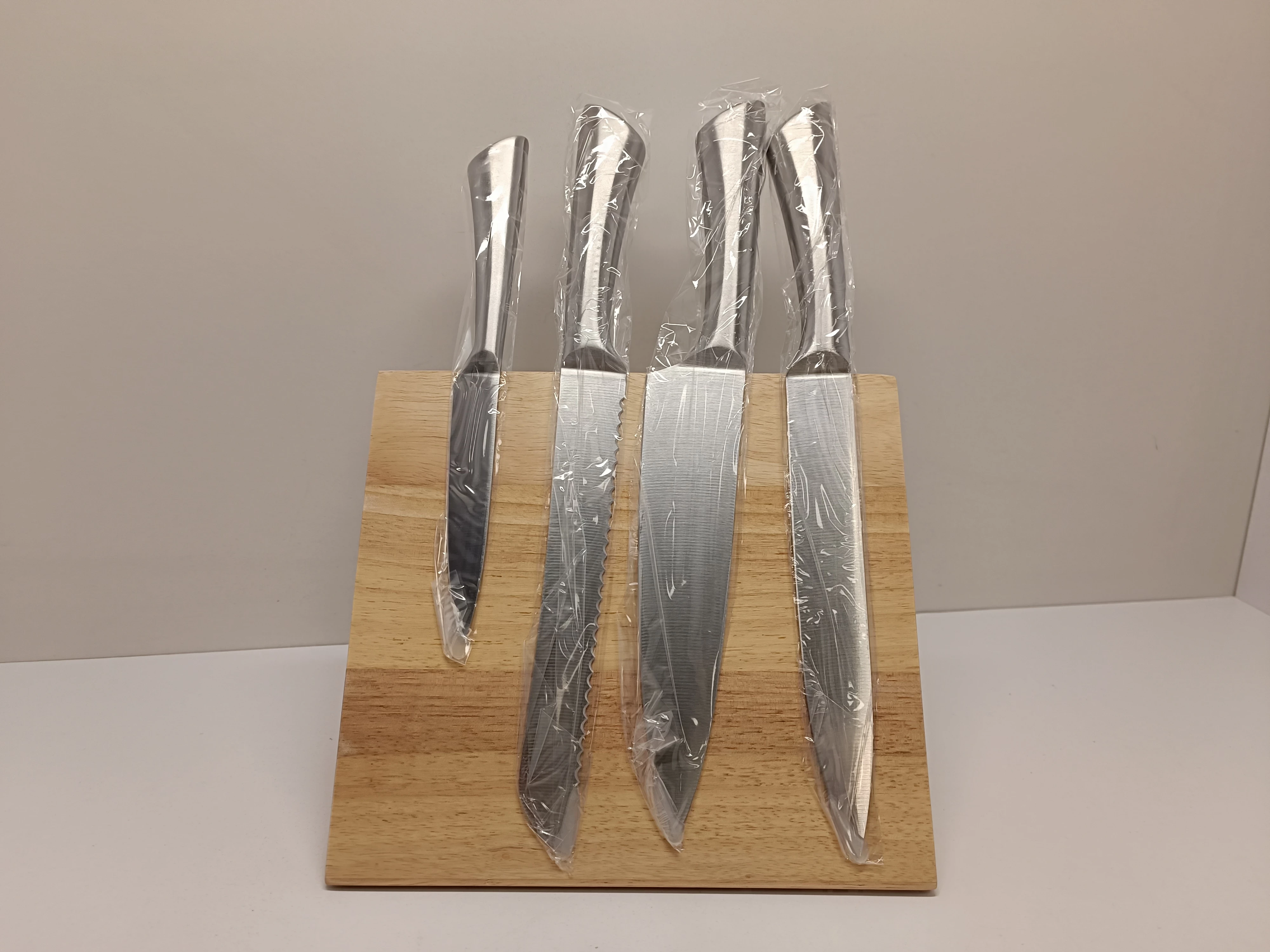 komplet-nozy-z-magnetycznym-stojakiem-pepco-home-ean-gtin-5400269210779