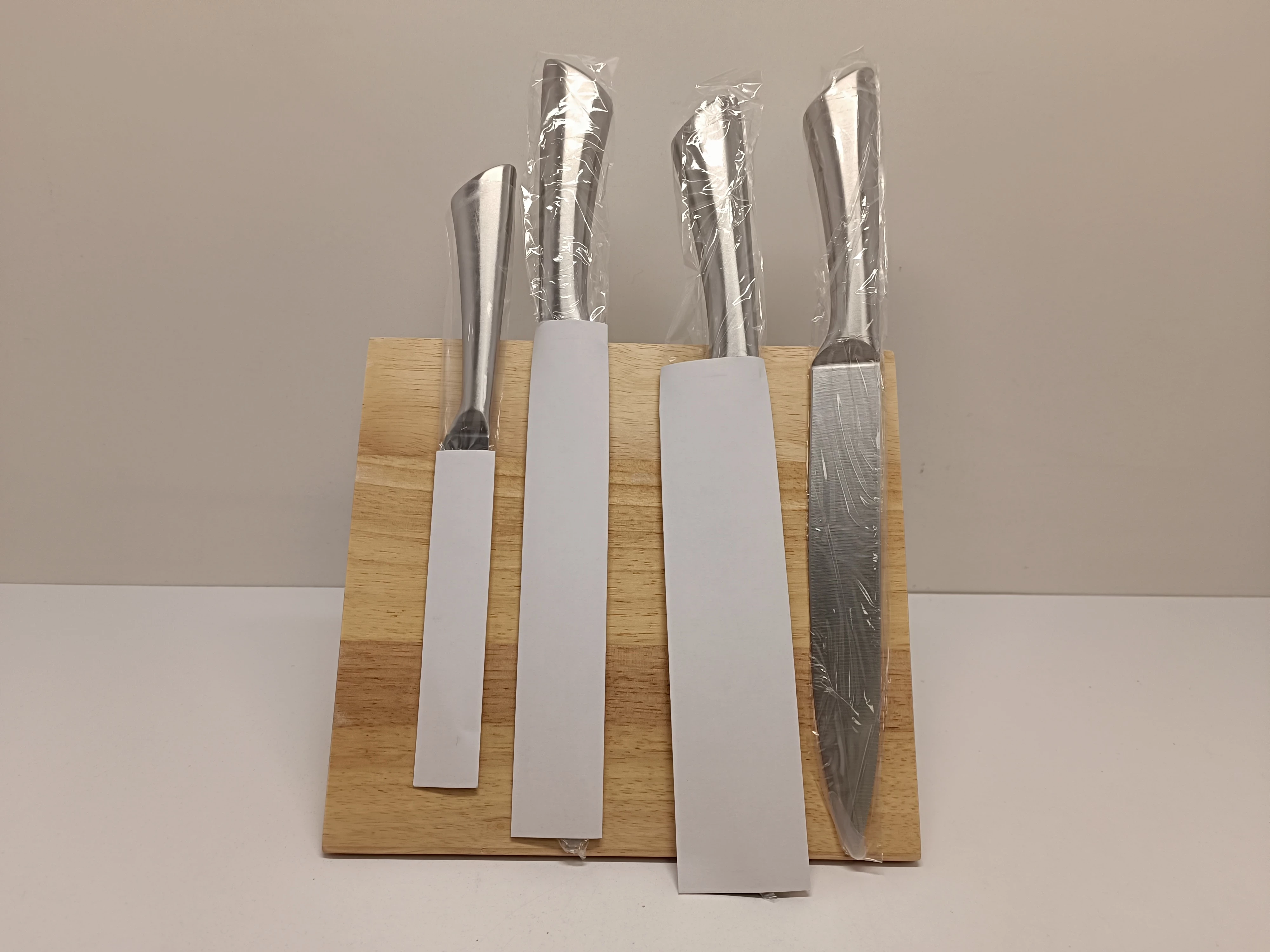 komplet-nozy-z-magnetycznym-stojakiem-pepco-home-marka-248811-958954