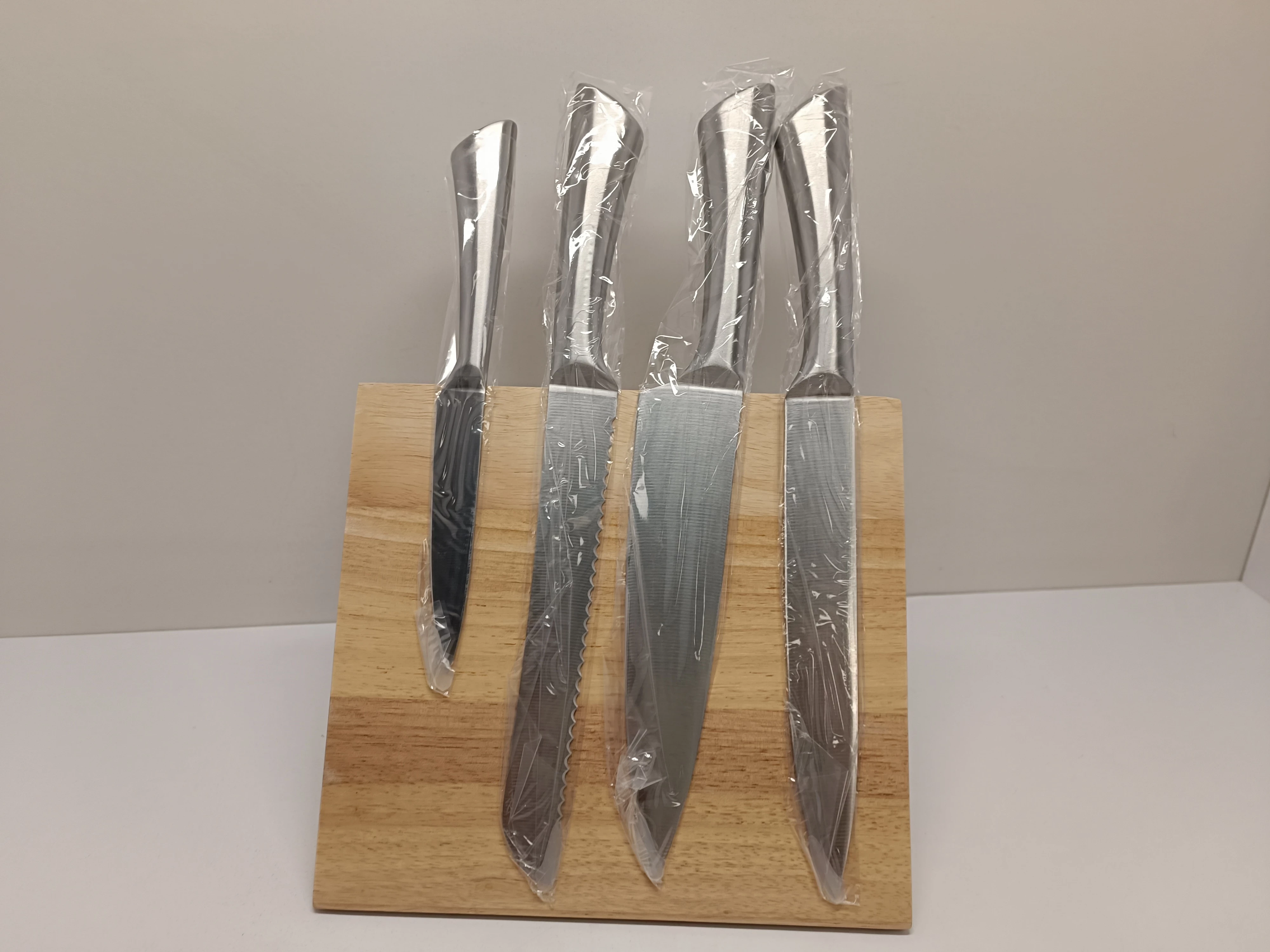 komplet-nozy-z-magnetycznym-stojakiem-pepco-home-boh-warszawy-69-bartoszyce