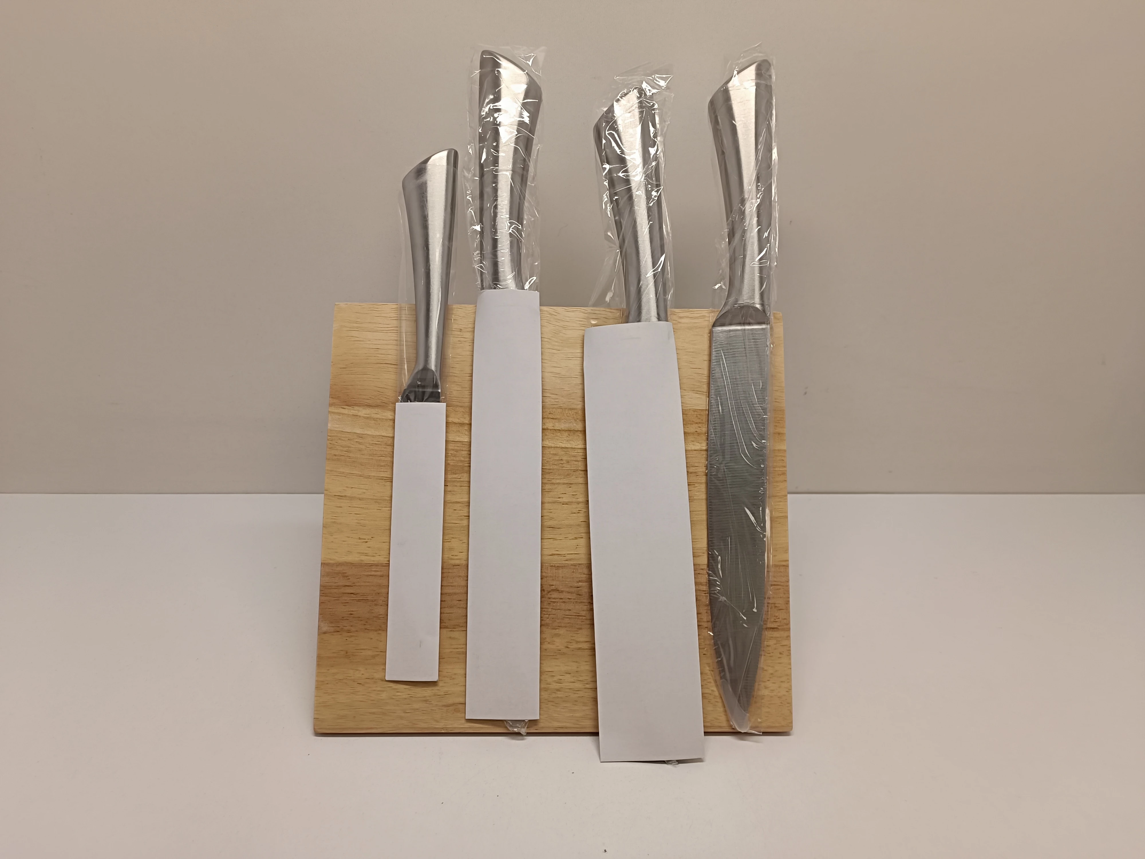 komplet-nozy-z-magnetycznym-stojakiem-pepco-home-kod-producenta-2230060160