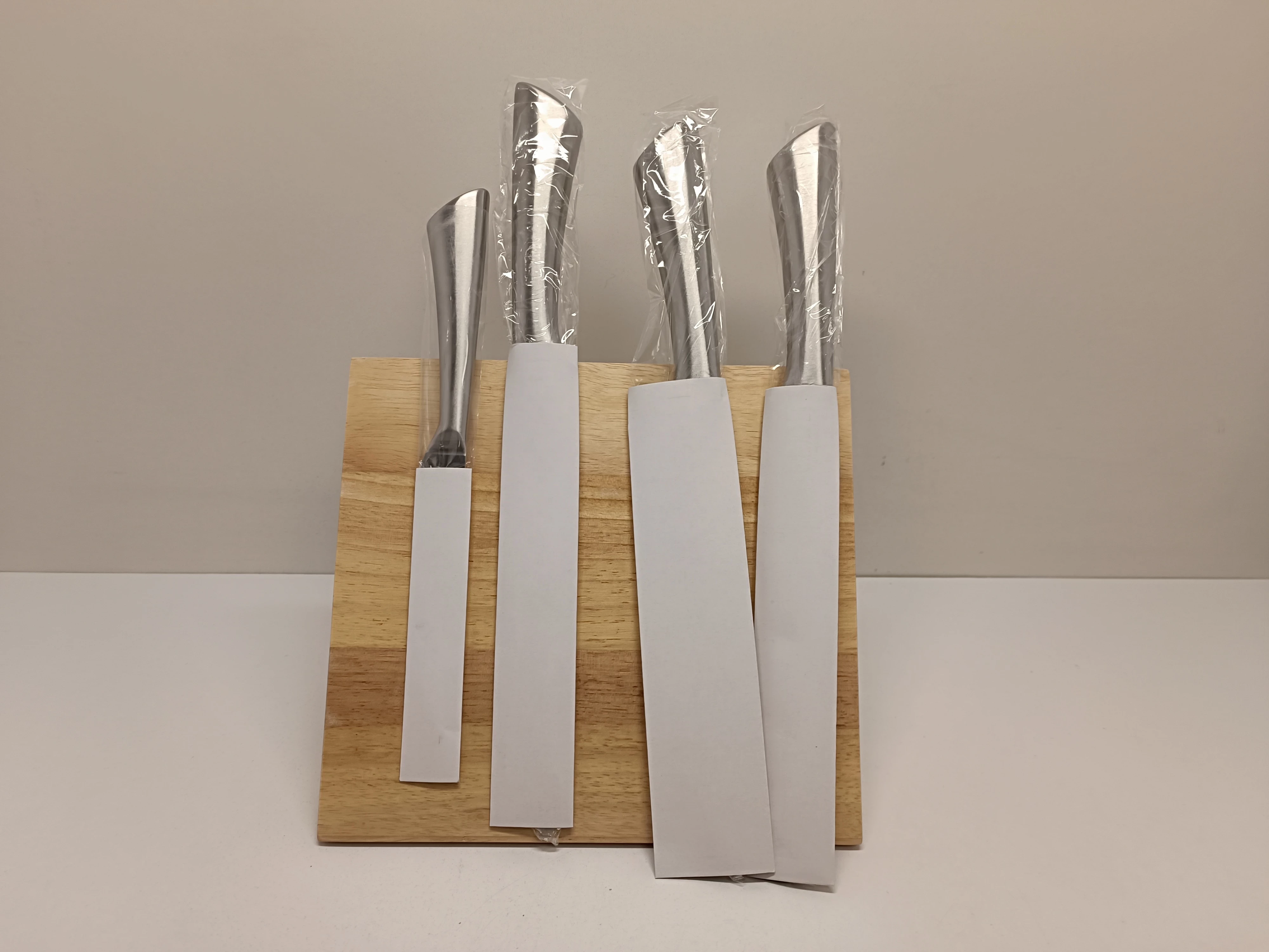 komplet-nozy-z-magnetycznym-stojakiem-pepco-home-ean-gtin-5400269210779