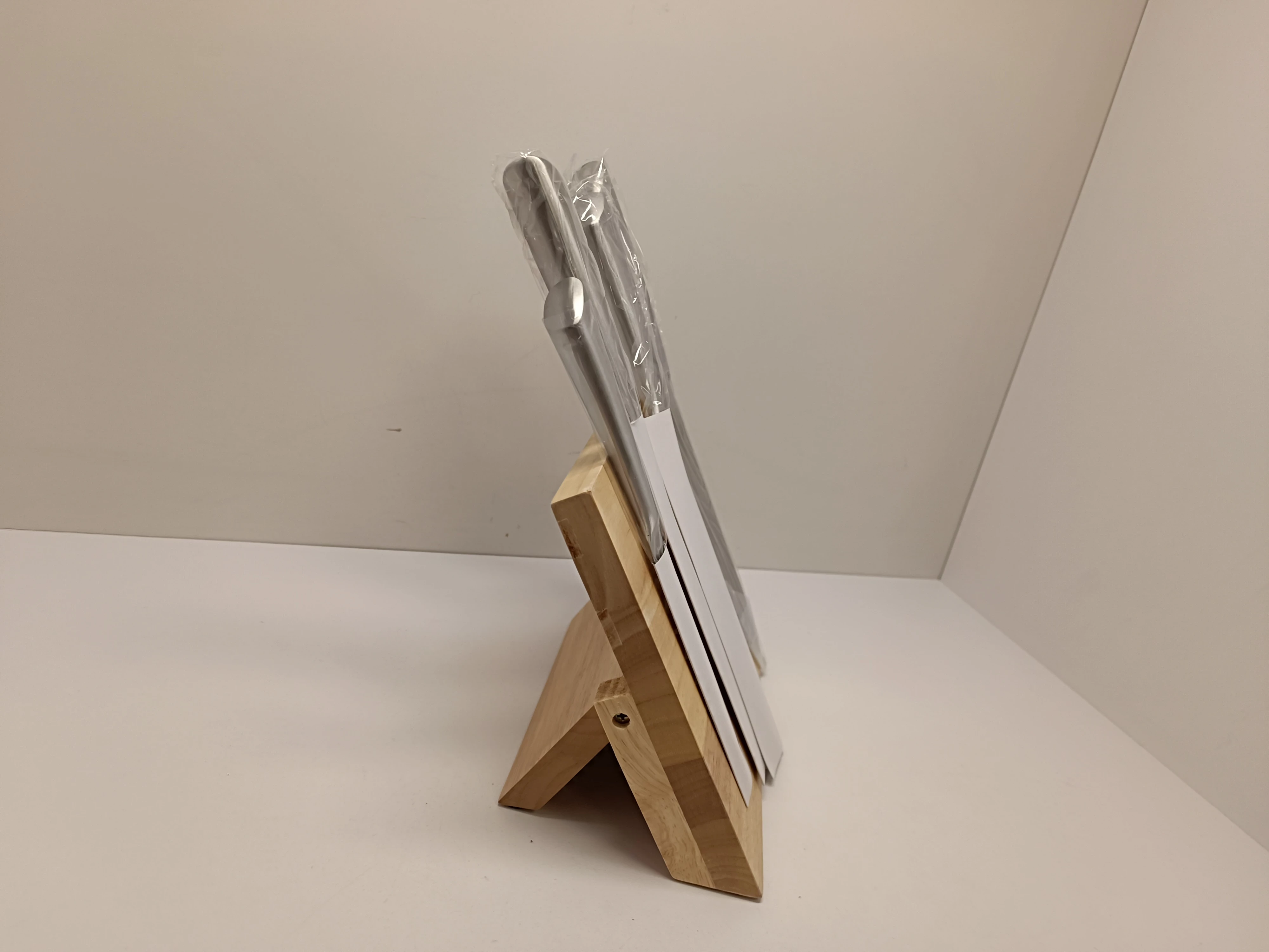 komplet-nozy-z-magnetycznym-stojakiem-pepco-home-liczba-nozy-w-zestawie-211294-247510