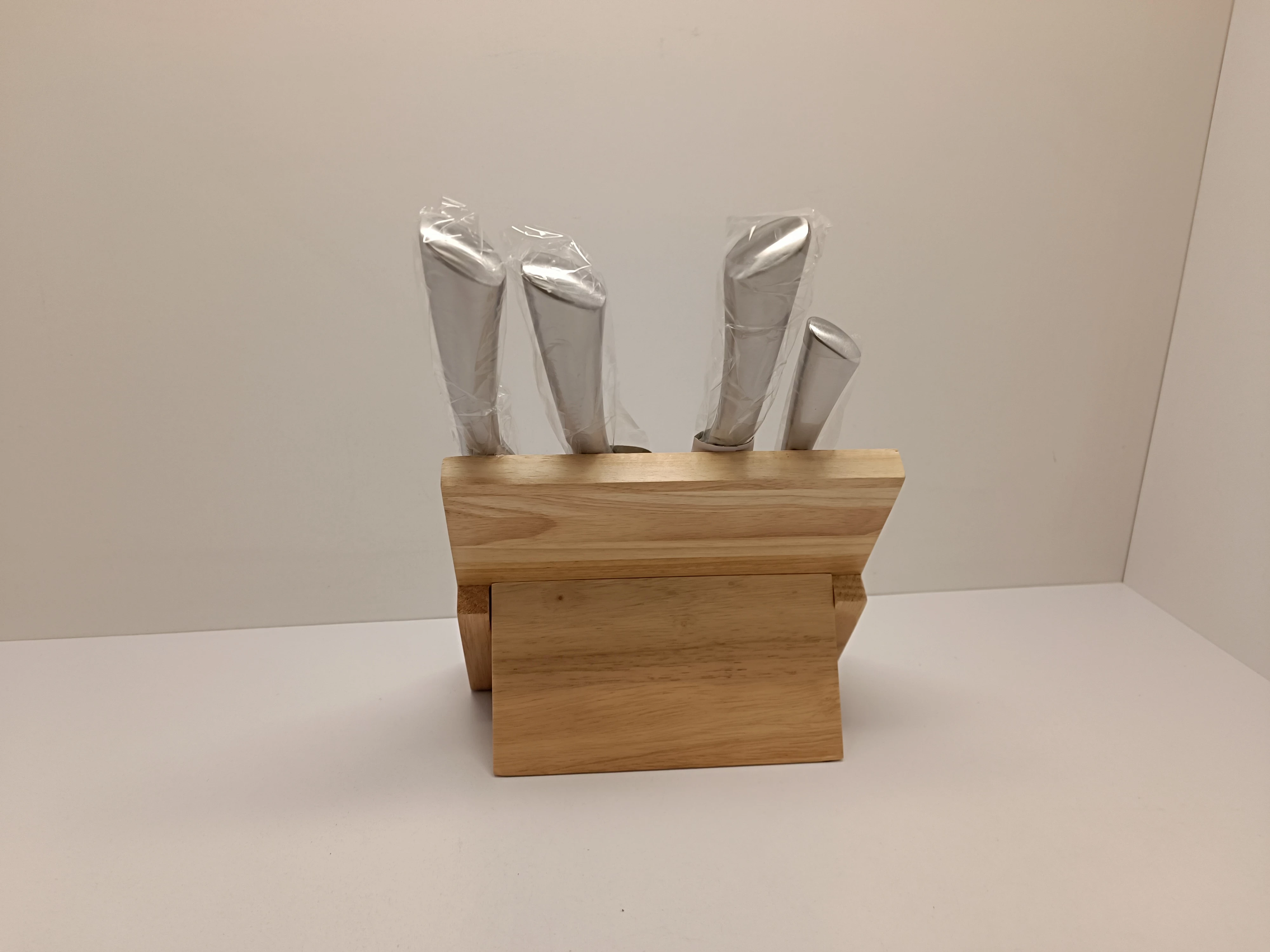 komplet-nozy-z-magnetycznym-stojakiem-pepco-home-product-id-30248b8e-5769-44ca-97dd-1549fc6bbd30