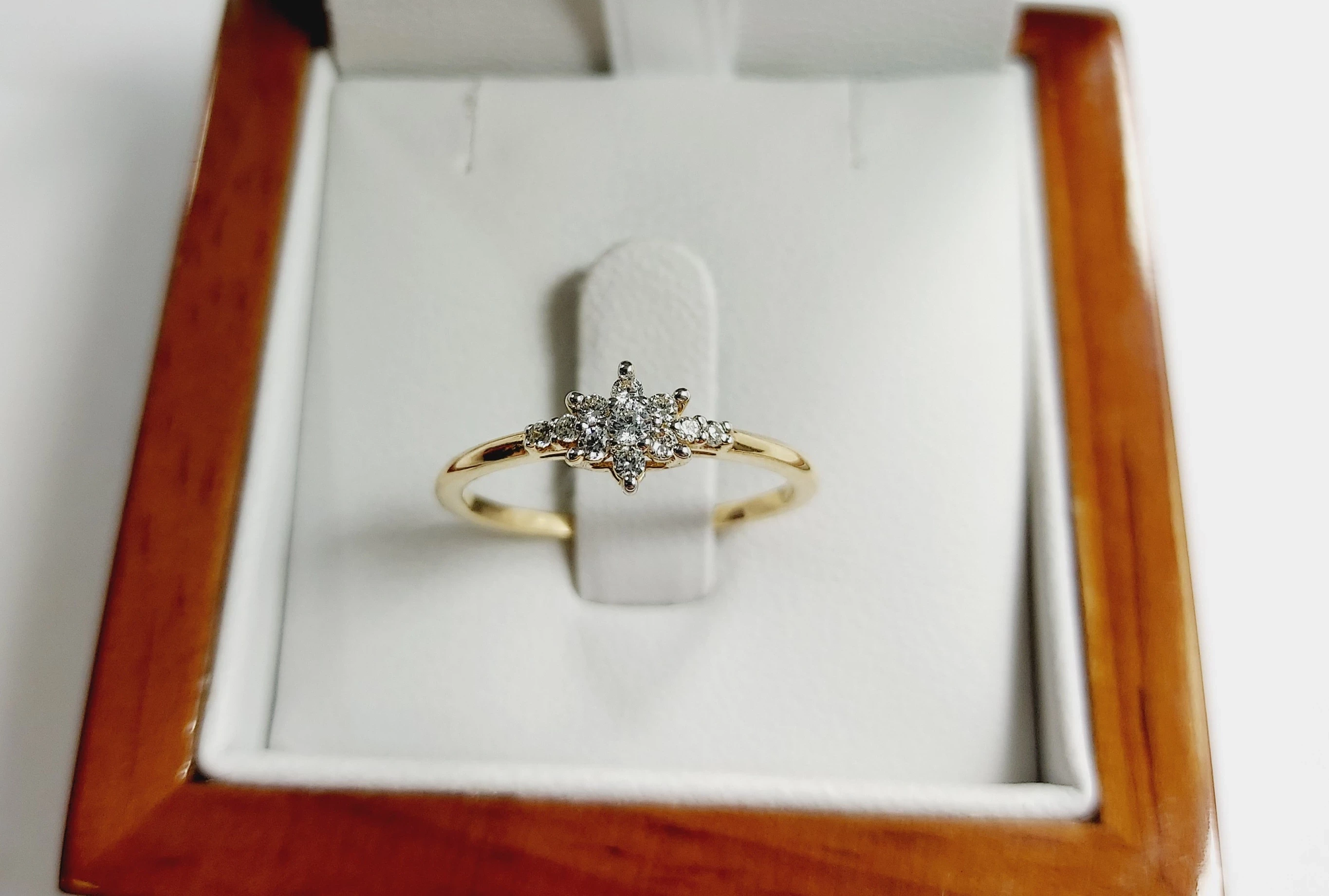 nienoszony-zloty-pierscionek-kwiatek-z-cyrkoni-161-585-r15-ean-gtin-5906803519143