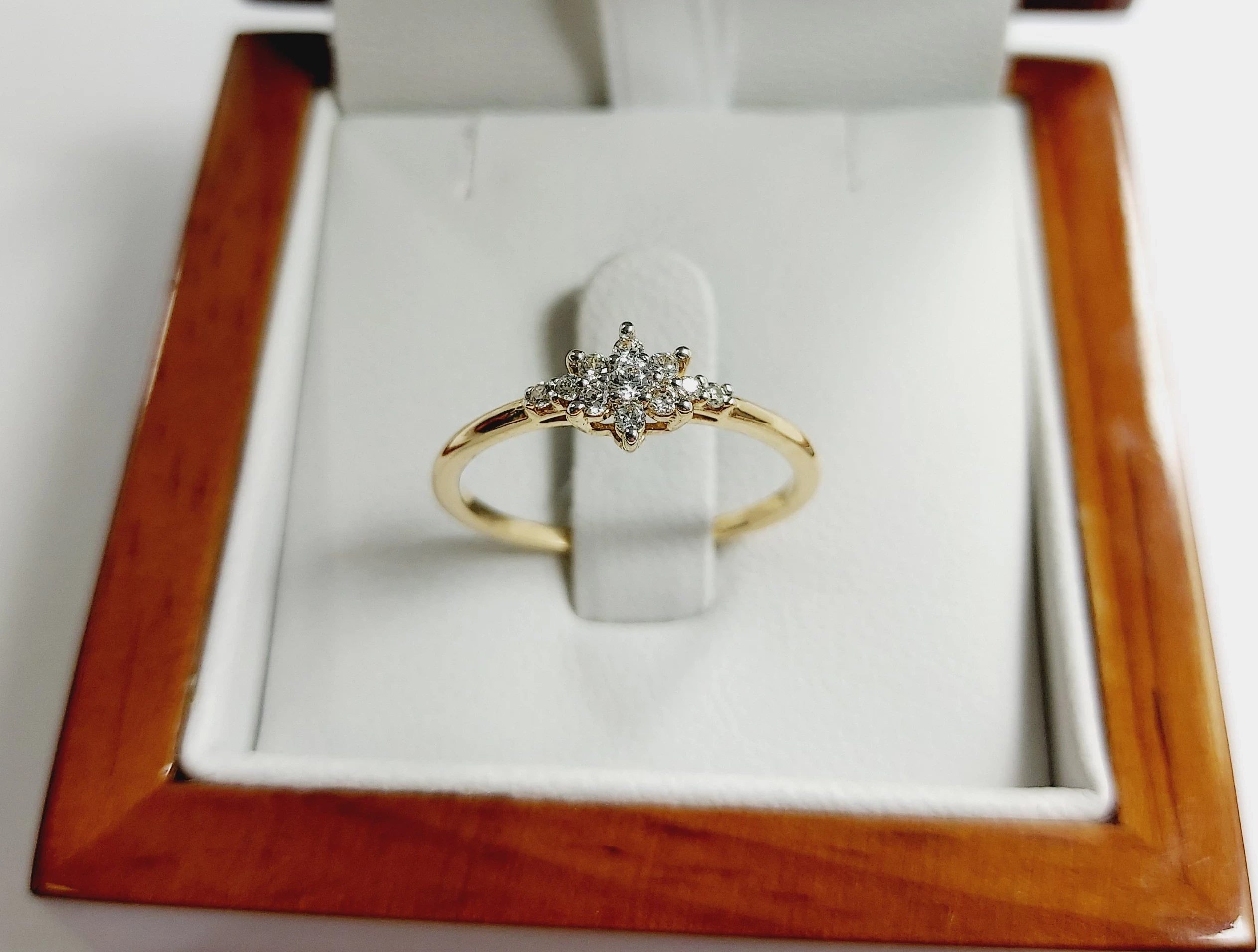 nienoszony-zloty-pierscionek-kwiatek-z-cyrkoni-161-585-r15-stan-11323-2