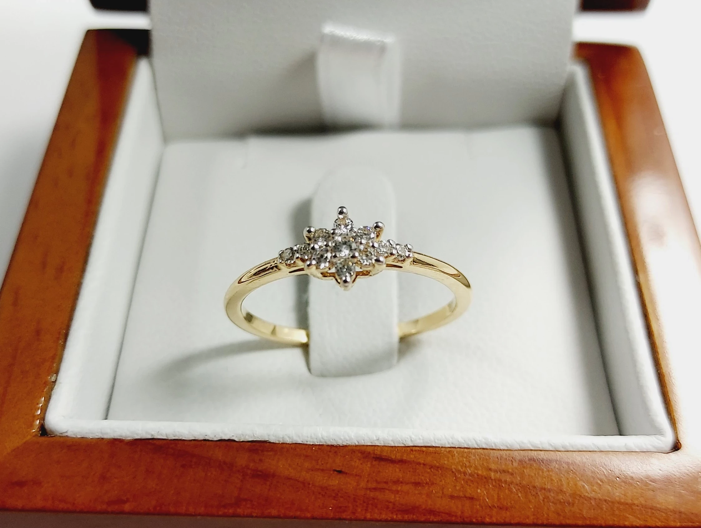 nienoszony-zloty-pierscionek-kwiatek-z-cyrkoni-161-585-r15-material-15835-2