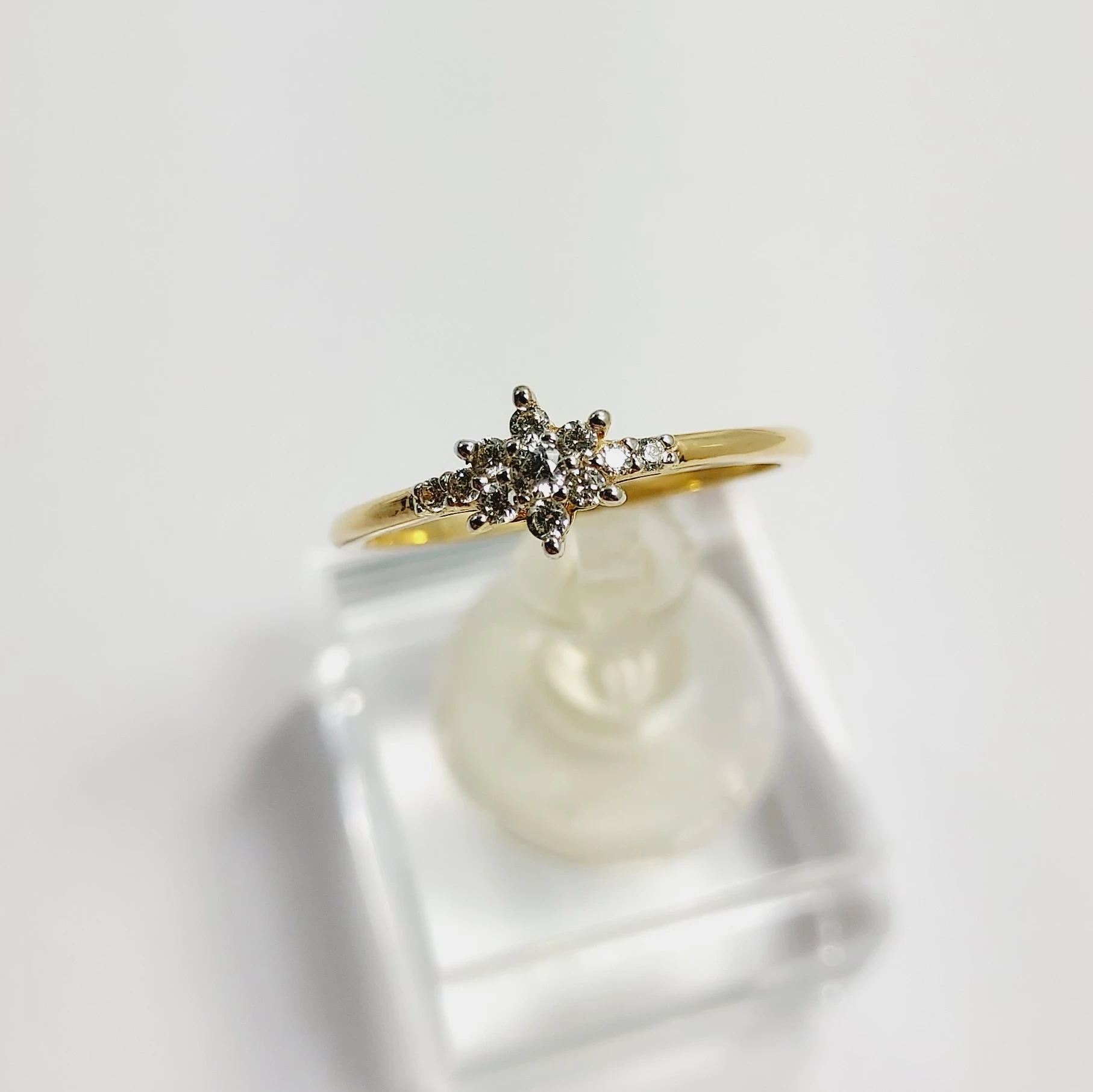 nienoszony-zloty-pierscionek-kwiatek-z-cyrkoni-161-585-r15-kolor-dominujacy-205826-225106