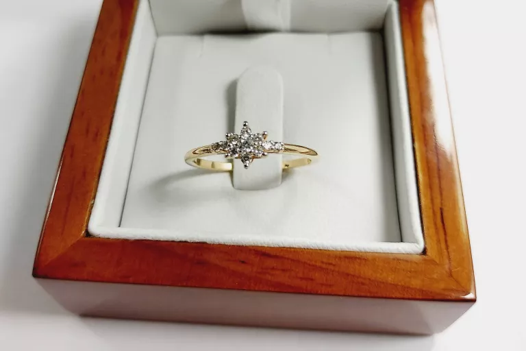 nienoszony-zloty-pierscionek-kwiatek-z-cyrkoni-161-585-r15-rodzaj-2205-1