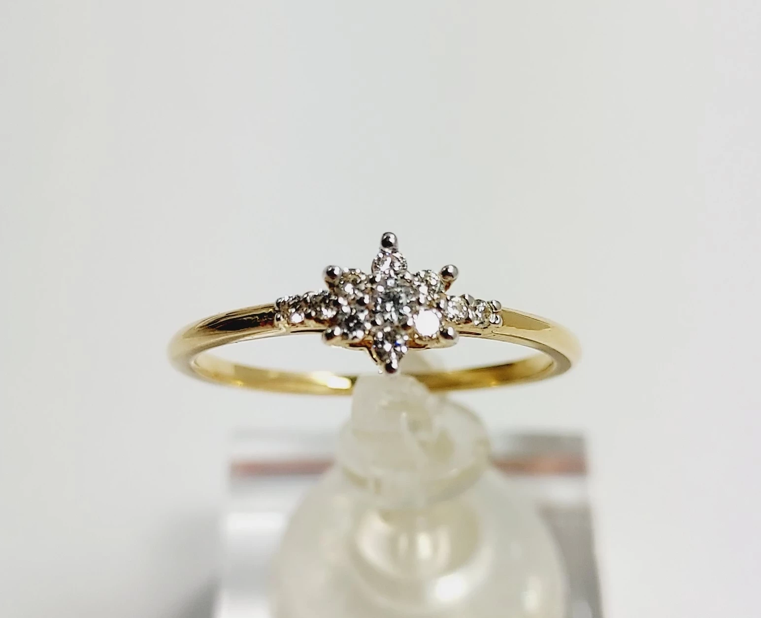 nienoszony-zloty-pierscionek-kwiatek-z-cyrkoni-161-585-r15-rozmiarsrednica-wew-mm-372-15