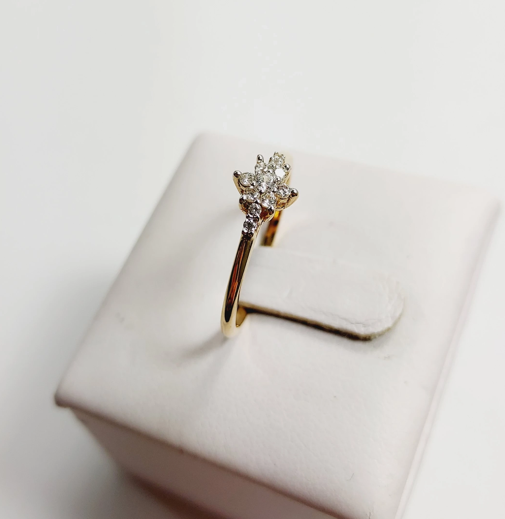 nienoszony-zloty-pierscionek-kwiatek-z-cyrkoni-161-585-r15-plec-15851-1