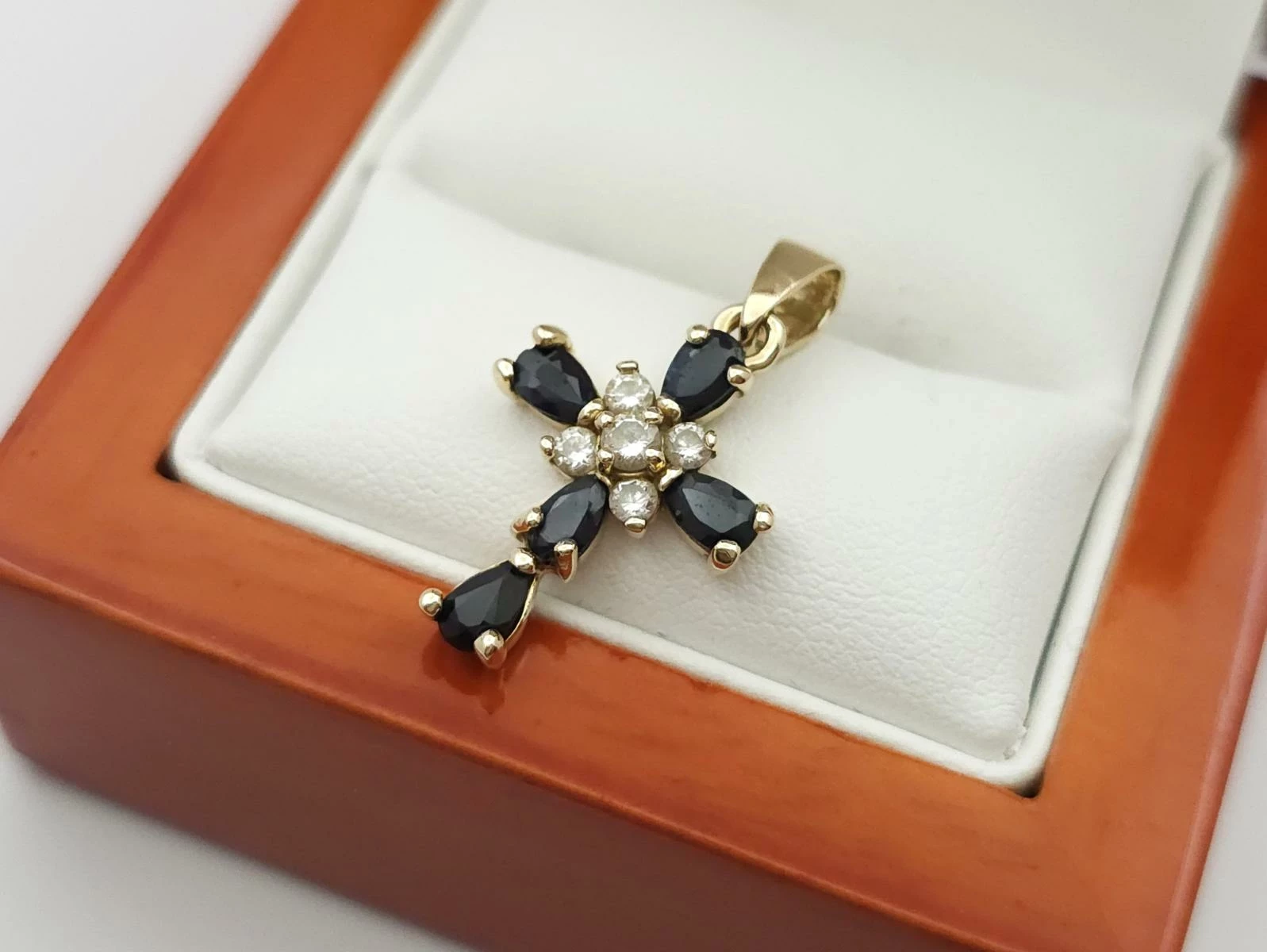 zlota-zawieszka-krzyz-cyrkonie-585-14k-205g-motyw-krzyzyk