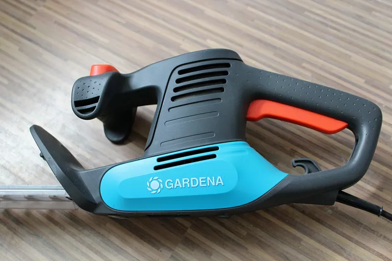 NOŻYCE ELEKTRYCZNE DO CIĘCIA ŻYWOPŁOTU GARDENA EASYCUT 420/45