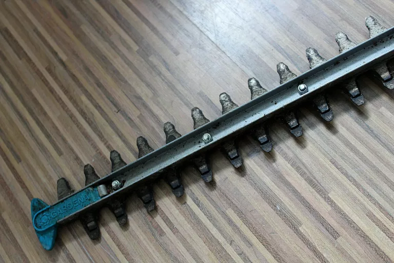 NOŻYCE ELEKTRYCZNE DO CIĘCIA ŻYWOPŁOTU GARDENA EASYCUT 420/45