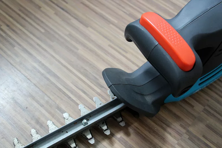 NOŻYCE ELEKTRYCZNE DO CIĘCIA ŻYWOPŁOTU GARDENA EASYCUT 420/45