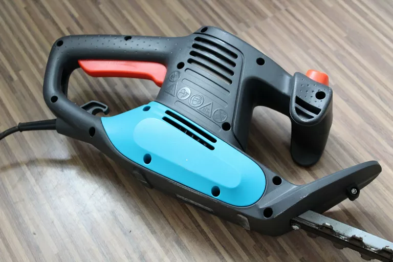 NOŻYCE ELEKTRYCZNE DO CIĘCIA ŻYWOPŁOTU GARDENA EASYCUT 420/45