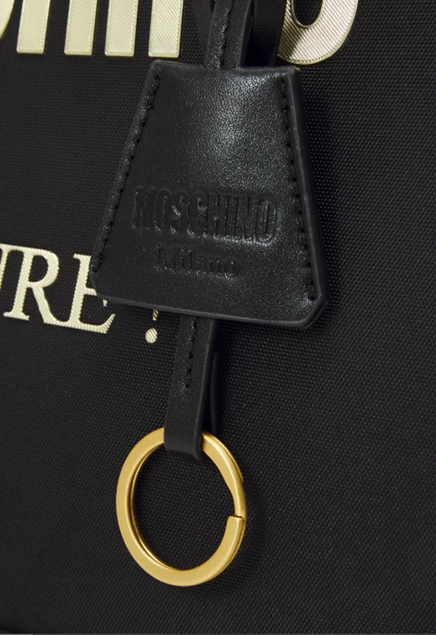 czarna-nylonowa-shopperka-moschino-couture-milano-b7406-material-dominujacy-203885-1646531