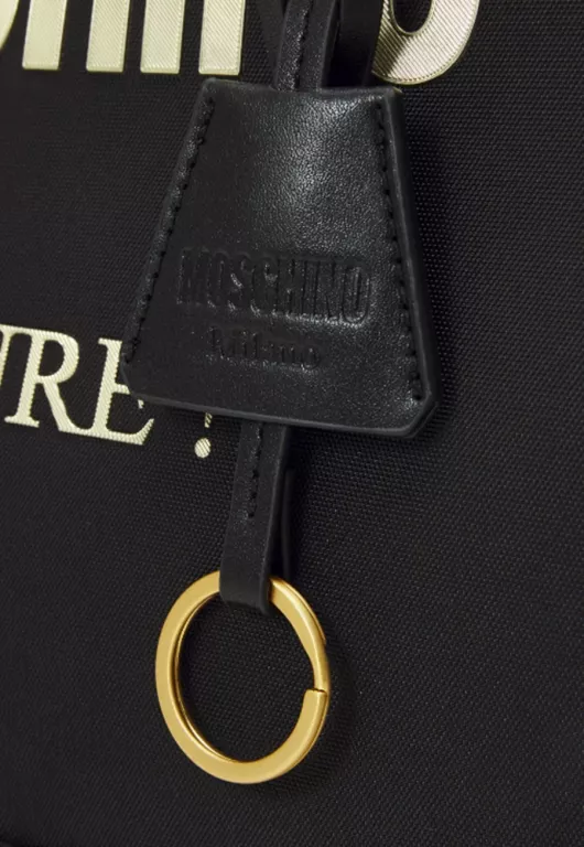 czarna-nylonowa-shopperka-moschino-couture-milano-b7406-material-dominujacy-203885-1646531