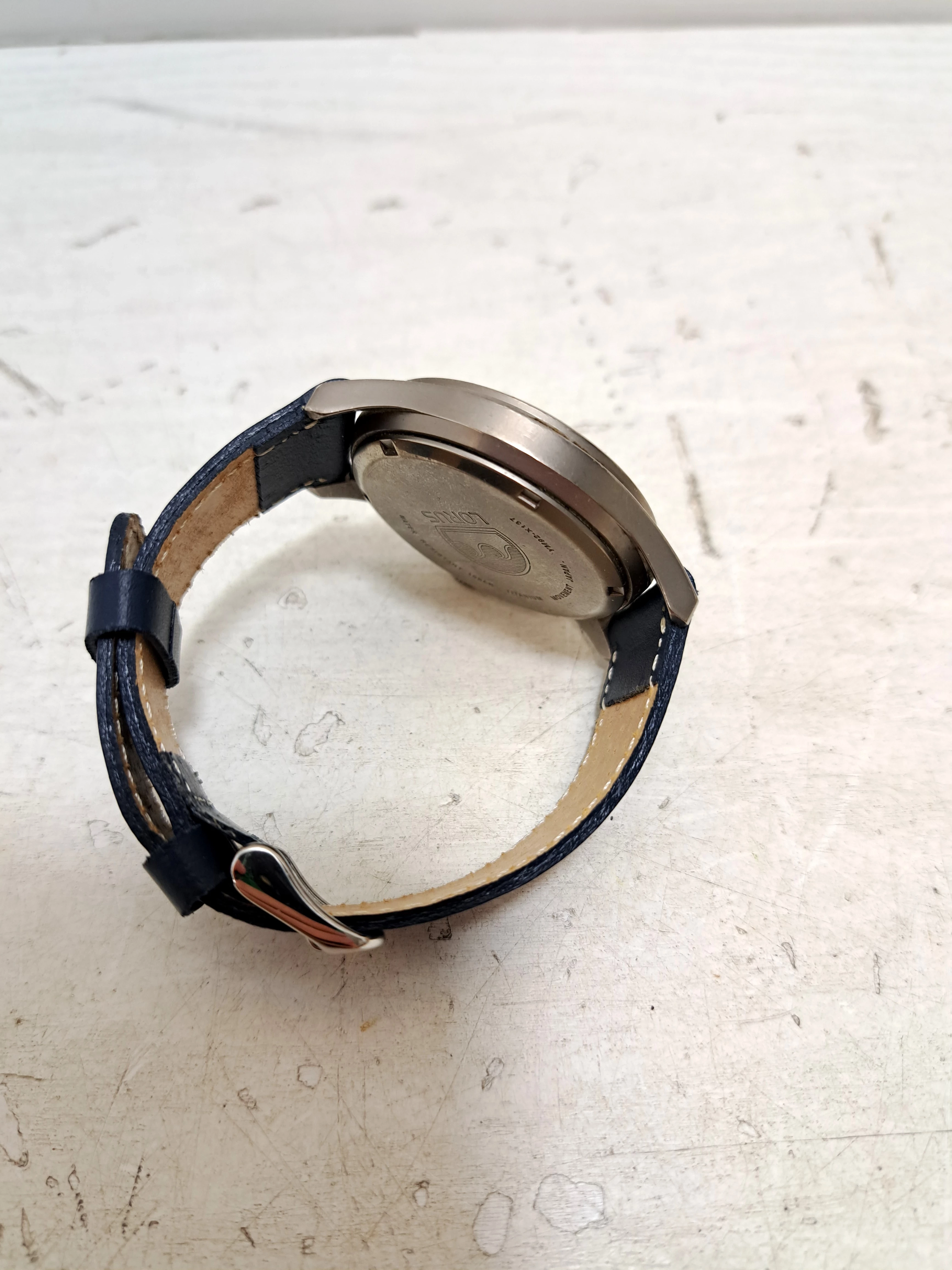 zegarek-lorus-ym92-x137-ksztalt-koperty-okragla