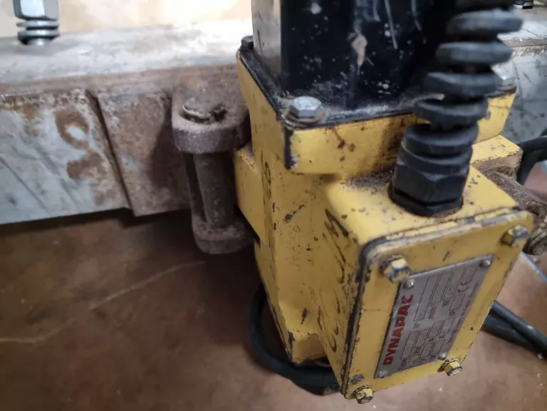 WIBRATOR DOCZEPNY DYNAPAC ER207