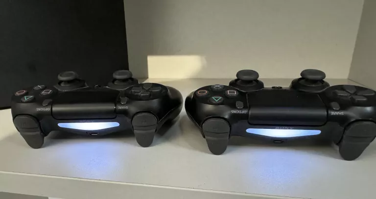 KONSOLA PS4 PRO 1TB (MODEL: CUH-7016B) CZARNA / 2 PADY / K. ZAS. / K. HDMI