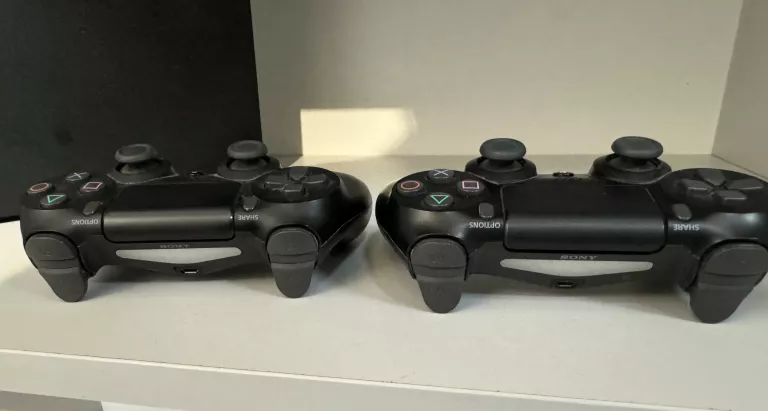 KONSOLA PS4 PRO 1TB (MODEL: CUH-7016B) CZARNA / 2 PADY / K. ZAS. / K. HDMI