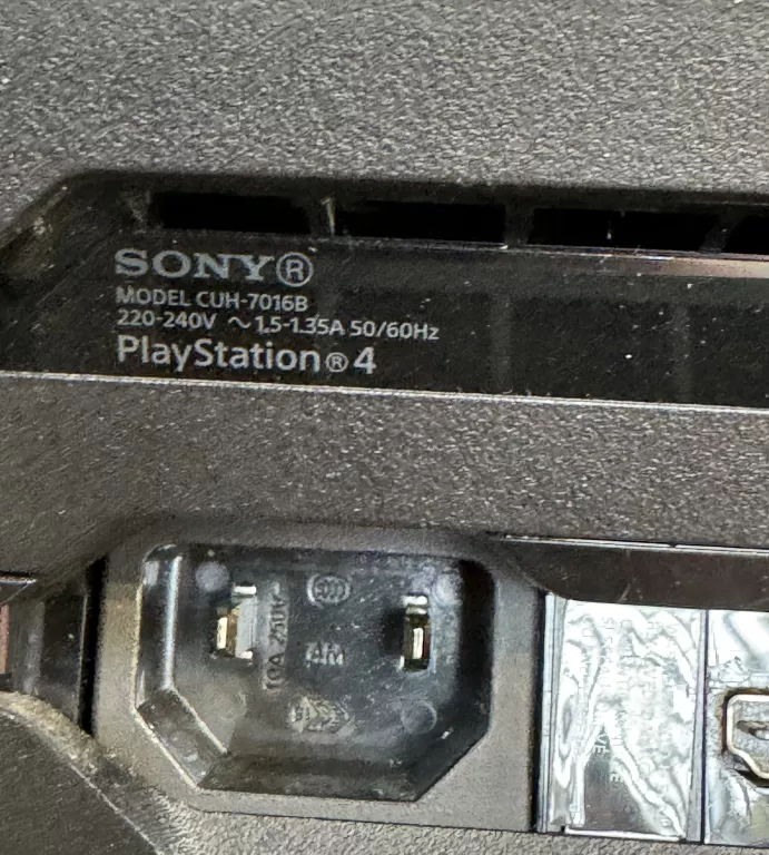 KONSOLA PS4 PRO 1TB (MODEL: CUH-7016B) CZARNA / 2 PADY / K. ZAS. / K. HDMI