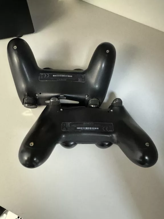 KONSOLA PS4 PRO 1TB (MODEL: CUH-7016B) CZARNA / 2 PADY / K. ZAS. / K. HDMI