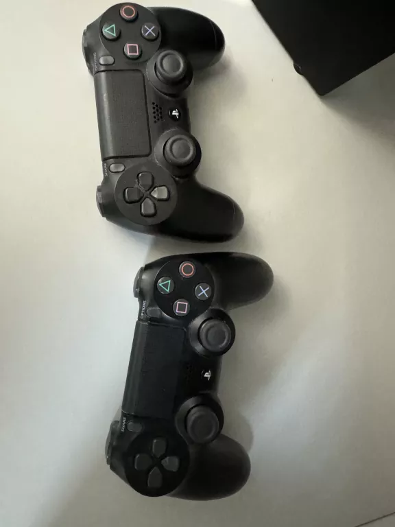 KONSOLA PS4 PRO 1TB (MODEL: CUH-7016B) CZARNA / 2 PADY / K. ZAS. / K. HDMI