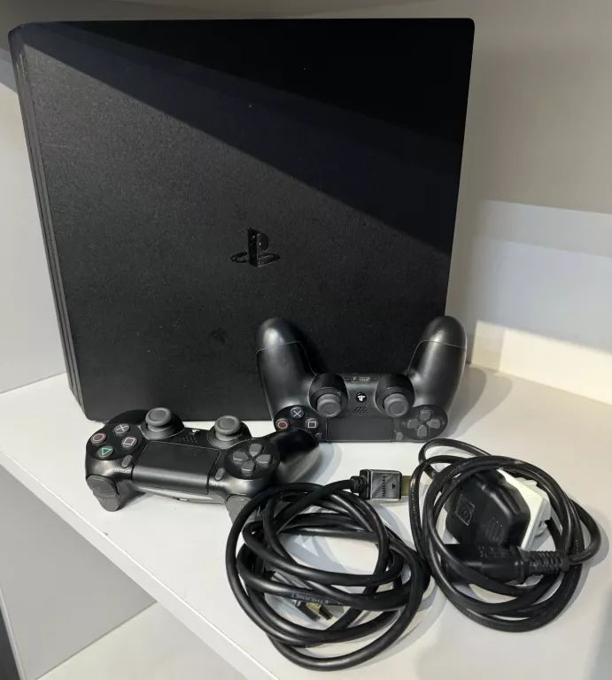 KONSOLA PS4 PRO 1TB (MODEL: CUH-7016B) CZARNA / 2 PADY / K. ZAS. / K. HDMI
