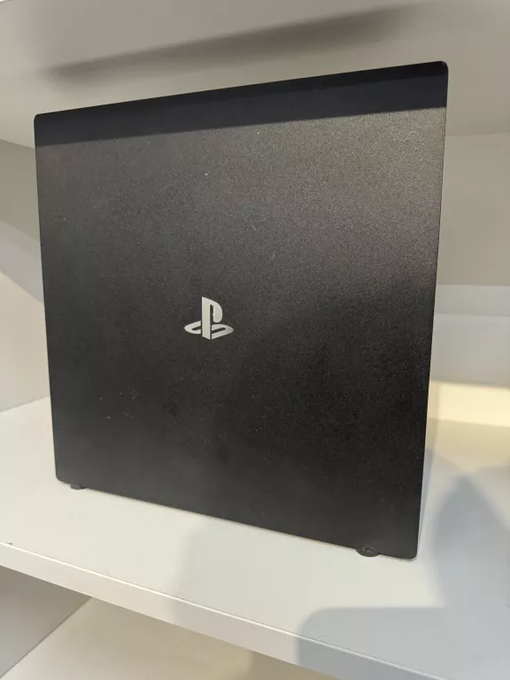 KONSOLA PS4 PRO 1TB (MODEL: CUH-7016B) CZARNA / 2 PADY / K. ZAS. / K. HDMI