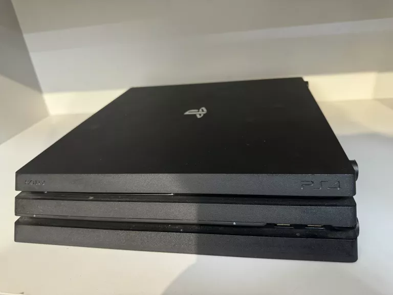 KONSOLA PS4 PRO 1TB (MODEL: CUH-7016B) CZARNA / 2 PADY / K. ZAS. / K. HDMI
