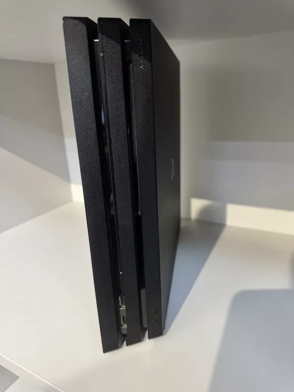 KONSOLA PS4 PRO 1TB (MODEL: CUH-7016B) CZARNA / 2 PADY / K. ZAS. / K. HDMI