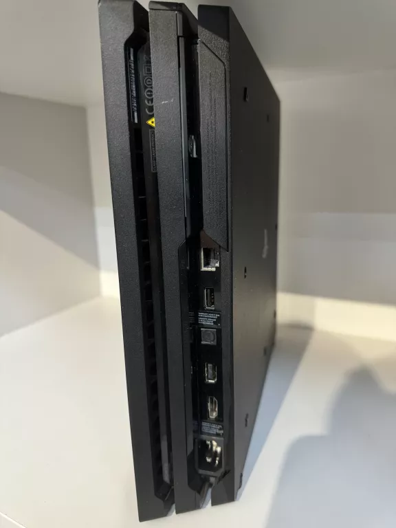 KONSOLA PS4 PRO 1TB (MODEL: CUH-7016B) CZARNA / 2 PADY / K. ZAS. / K. HDMI