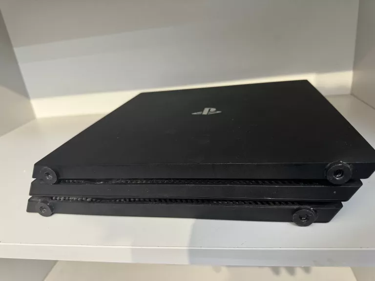 KONSOLA PS4 PRO 1TB (MODEL: CUH-7016B) CZARNA / 2 PADY / K. ZAS. / K. HDMI