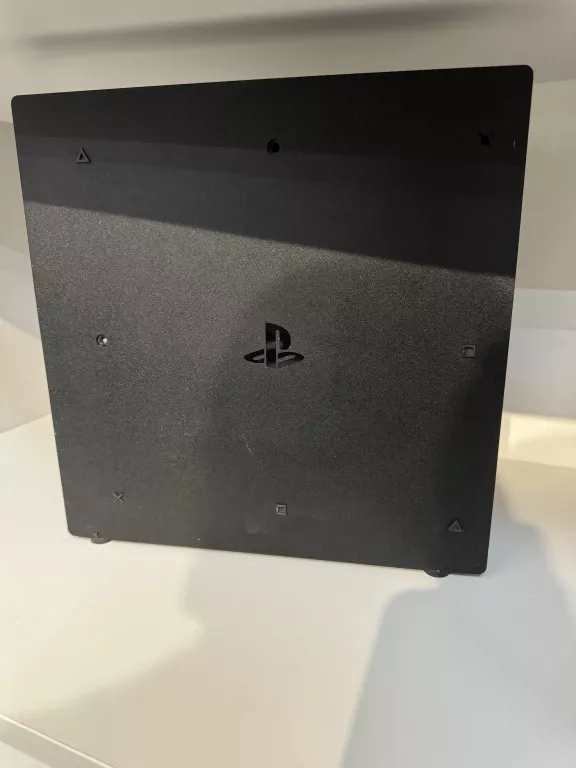 KONSOLA PS4 PRO 1TB (MODEL: CUH-7016B) CZARNA / 2 PADY / K. ZAS. / K. HDMI