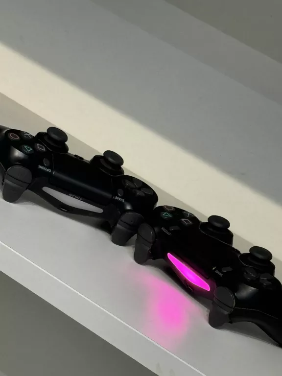 KONSOLA PS4 PRO 1TB (MODEL: CUH-7016B) CZARNA / 2 PADY / K. ZAS. / K. HDMI
