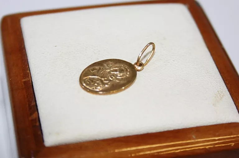 DELIKATNY ZŁOTY MEDALIK 1,76G 14K