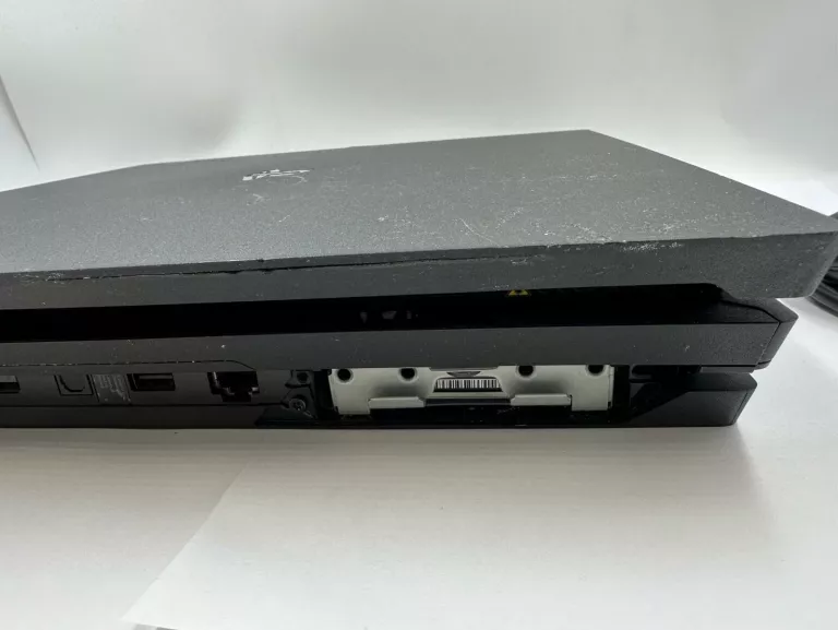 KONSOLA SONY PS4 PRO 1TB OPIS!!