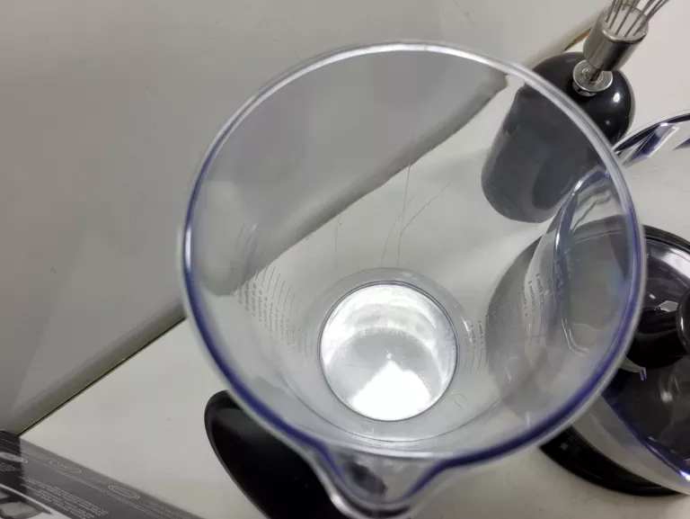 blender-reczny-electrolux-estm6500-zalaczone-wyposazenie-pojemnik