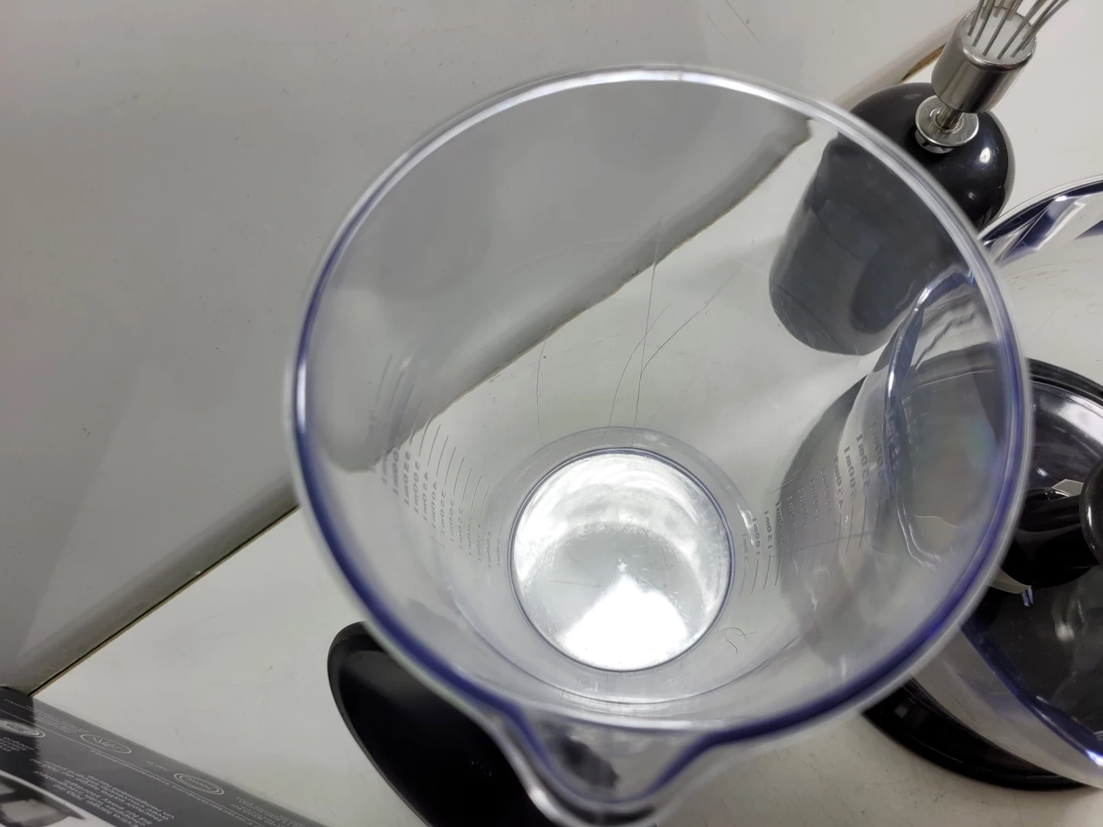 blender-reczny-electrolux-estm6500-zalaczone-wyposazenie-pojemnik