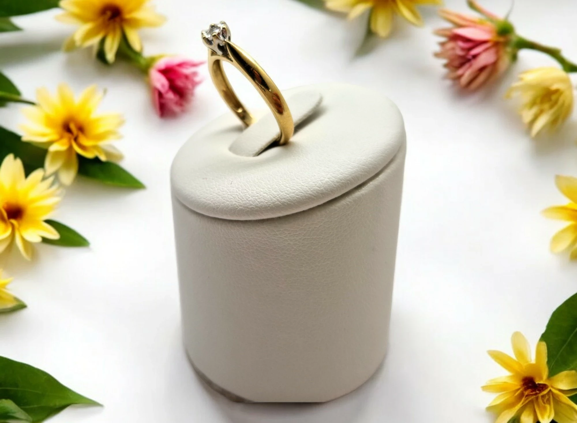 delikatny-zloty-pierscionek-z-brylantem-585-172g-004ct-r11-marka-226434-1704211