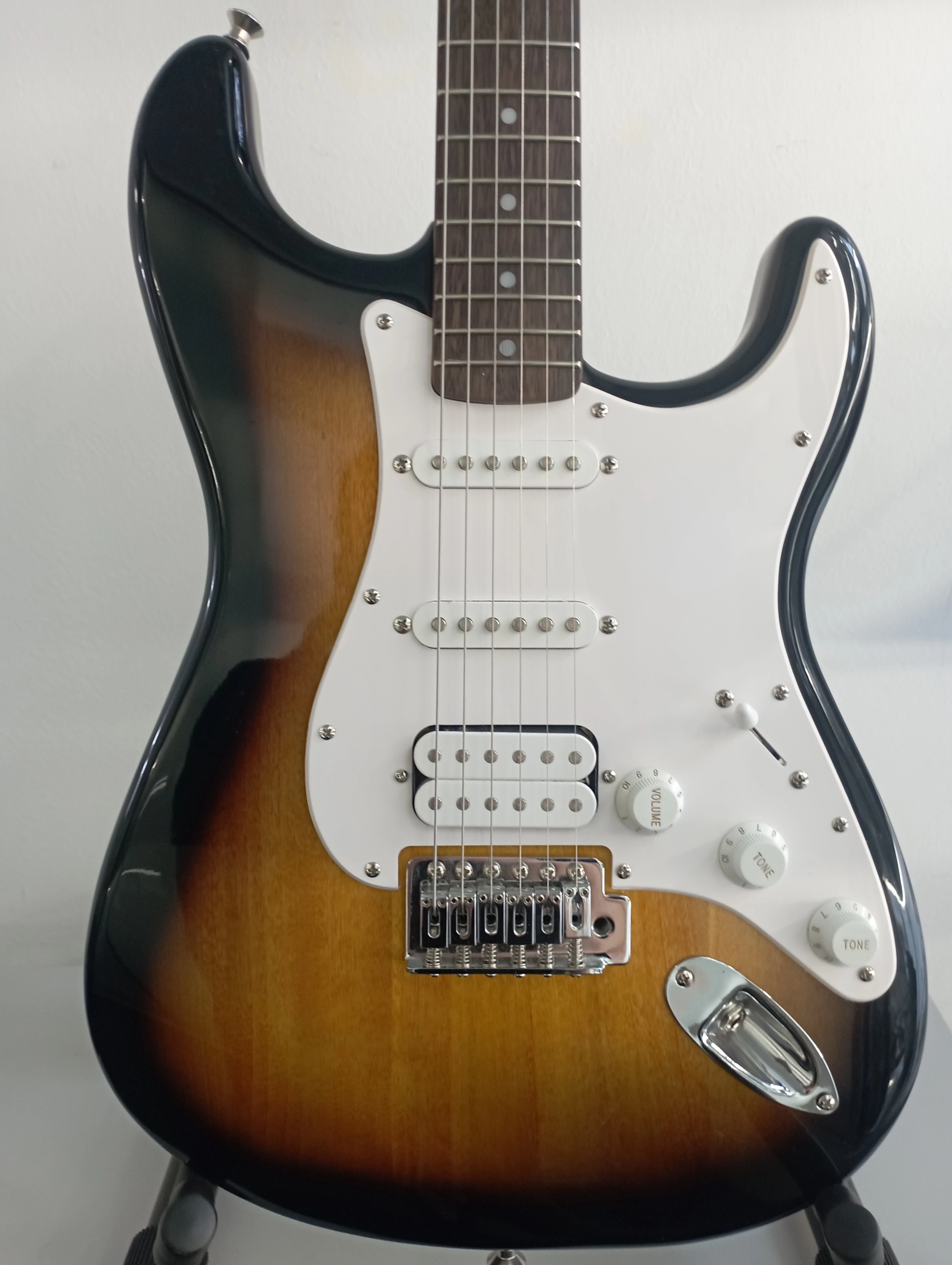 gitara-elektryczna-squier-stratocaster-made-in-indonesia-marka-squier