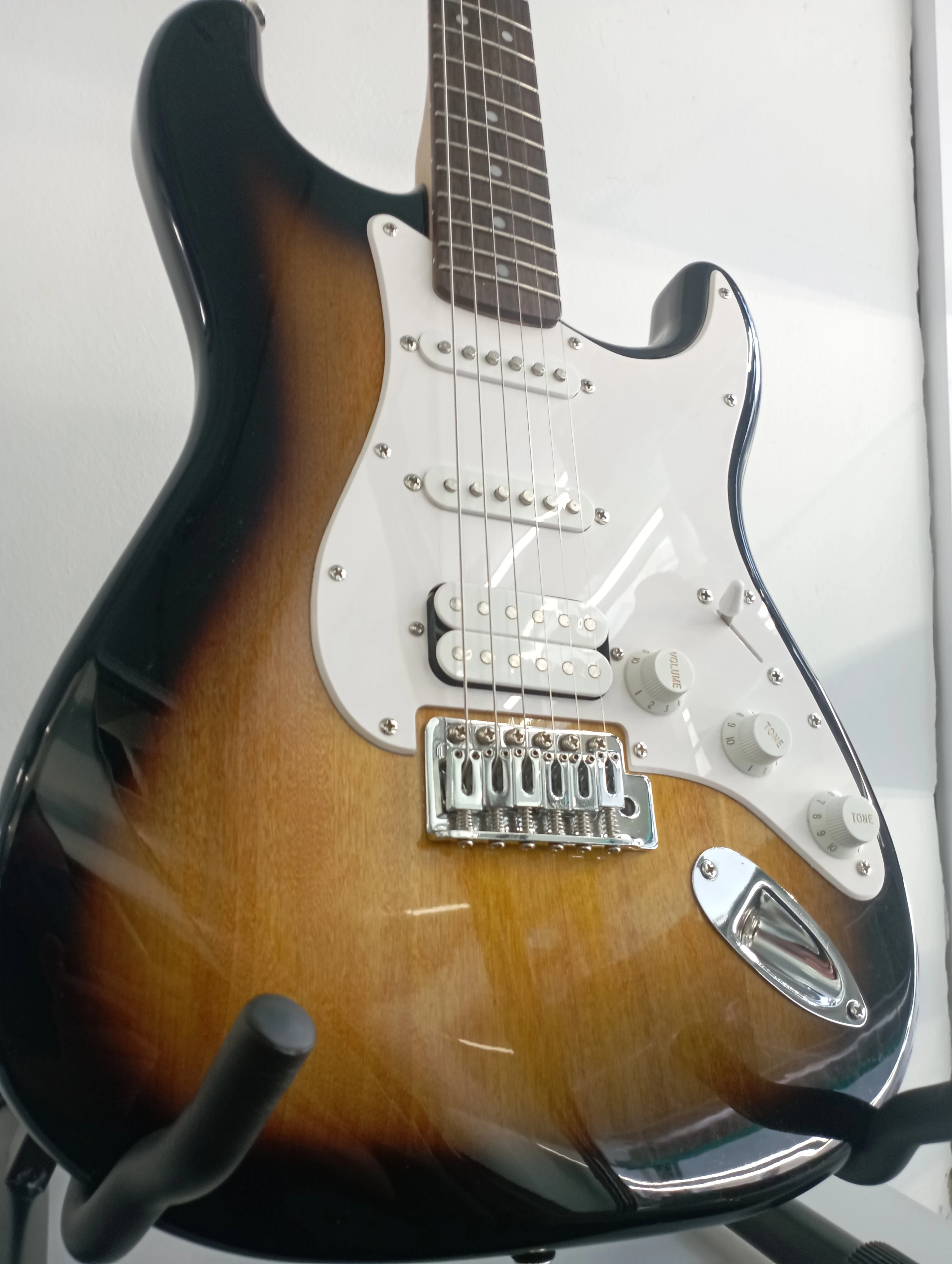 gitara-elektryczna-squier-stratocaster-made-in-indonesia-kod-producenta-666