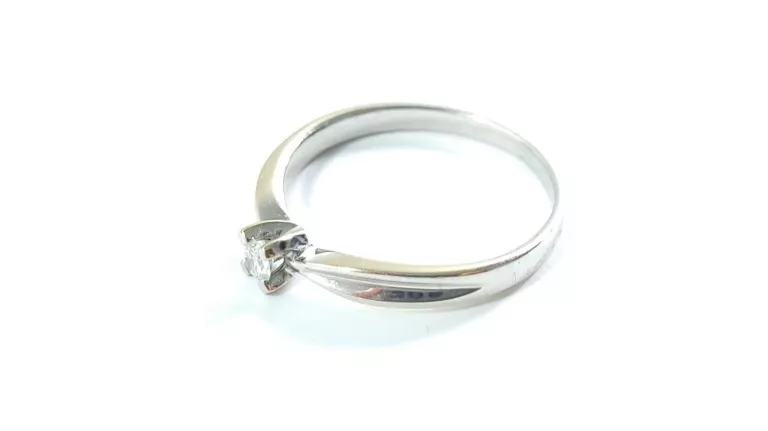pierscionek-z-bialego-zlota-z-brylantem-010ct-r16-material-15835-1