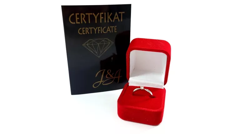 pierscionek-z-bialego-zlota-z-brylantem-010ct-r16-kosciuszki-23b-malbork